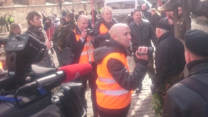 FOTO: Policija Rīgā aiztur Kremļa blogeri Greiemu Filipsu (Graham W Phillips)