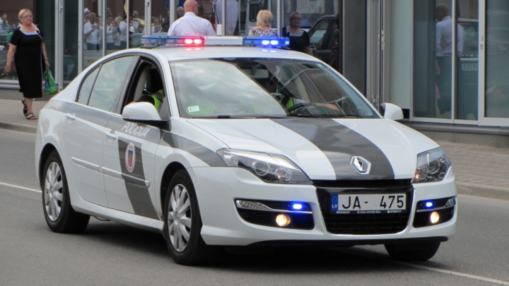 Ar netrafarēto policijas auto noķer lielu ātruma pārkāpēju