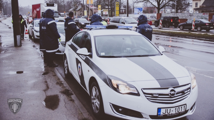 Sieviete, braucot lielā ātrumā, gatava uz pašnāvību, policija izglābj