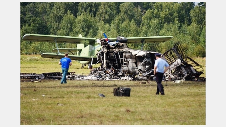 Pie Maskavas notikušā aviošova laikā, skatītājos nogāžas lidmašīna. Ir bojāgājušie 