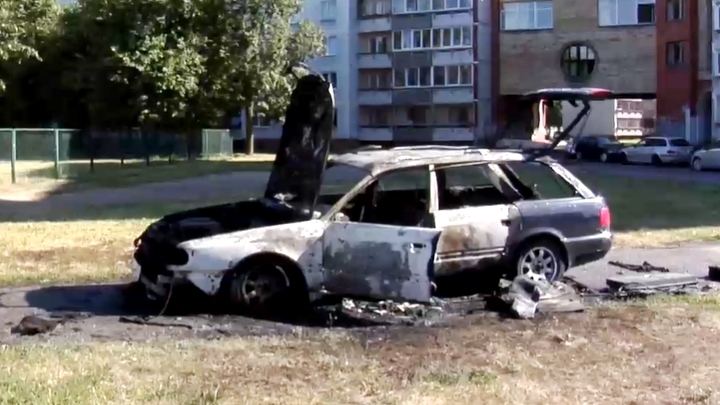 Rīgā greizsirdīga blondīne sadur riepas un aizdedzina mīļotā puiša auto