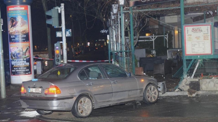 Autovadītājs Berlīnē ar Latvijā reģistrētu BMW ietriecies gājējos