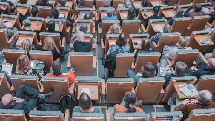 Lielākā daļa ļaužu akadēmisko izglītību vērtē augstāk par intensīvajiem praktiskajiem kursiem