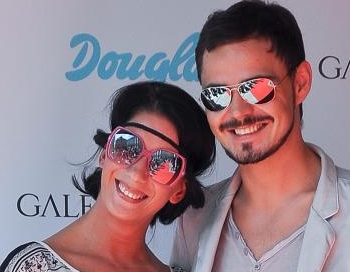 Viola Abramova Mailīte ar vīru defilē pa sarkano paklāju (pārīša FOTO)