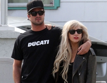 Lady Gaga kaila kopā ar mīļoto baseinā FOTO