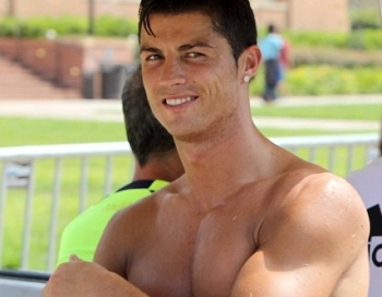 Kristiano Ronaldo parādījis savu seksīgo torsu FOTO
