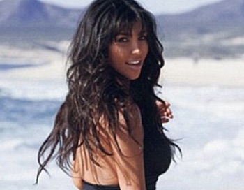 Kima Kardašiana bikini atrādījusi savu milzīgo pēcpusi FOTO