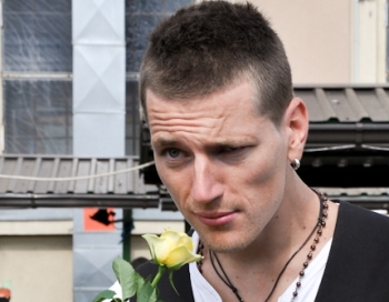 Kaspars Zlidnis savas fanes nesā uz rokām (FOTO)