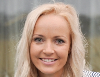 Liene Bērziņa apkrāvusies ar kastēm (FOTO)