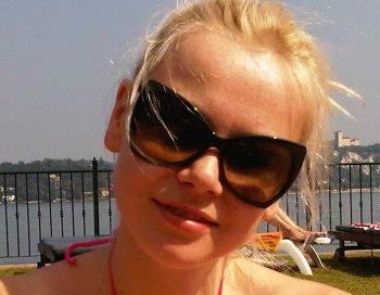 Simpātiskā Laura Blaubuka bauda sauli (FOTO)