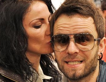 DVARIONAS publiski izrāda savas jūtas smukajai draudzenei (FOTO)