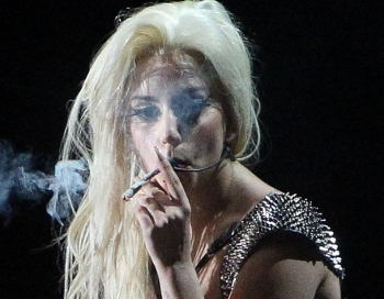 Lady Gaga koncerta laikā uz skatuves uzpīpē marihuānu FOTO
