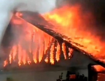 Harijs Zariņš nodedzina pats savu māju (FOTO)