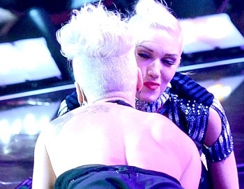 Gvena Stefani uz skatuves maigojas ar Pink (FOTO)