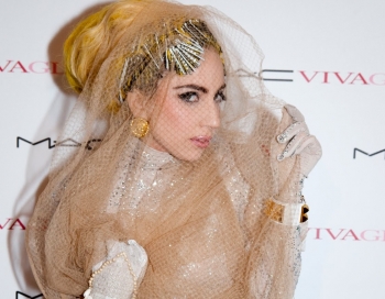 Lady Gaga kaila uz tualetes poda FOTO