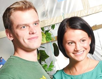 Šova "Cīnītājs" zvaigzne kopā ar smuko sievu Gurķu ballē