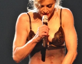 Madonna izģērbjas nepilngadīgā dēla priekšā FOTO