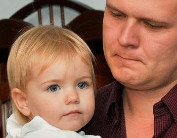 Dainis Skutelis sabiedrībā izved meitiņu