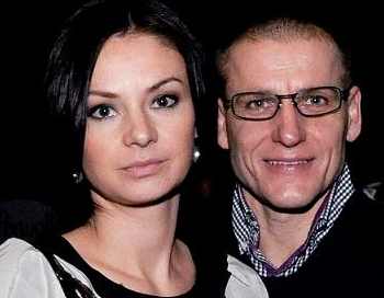 Aigars Fadejevs iepozē ar smuko sievu