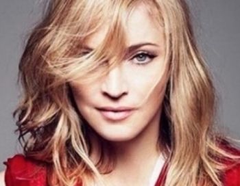 Madonna izģēbusies smaržu reklāmas kampaņai FOTO