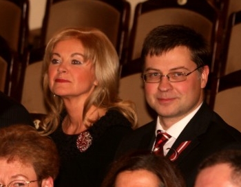 Vai premjera Dombrovska sieva izārstējusies no neirozes pret fotogrāfiem?