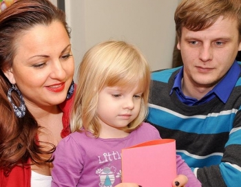ZAGORSKA ar vīru un meitiņu veido Ziemassvētku kartiņas 