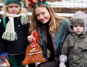 Santa Bindemane-Mihelsone kopā ar bērniem bauda izklaides