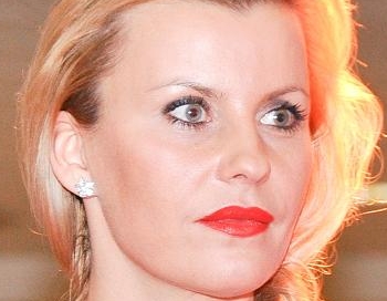 Agnese Zeltiņa svētkos izvēlas sarkanu