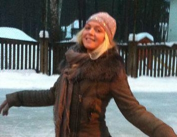 Natālija Tumševica slidotpriekus bauda privātā slidotāvā