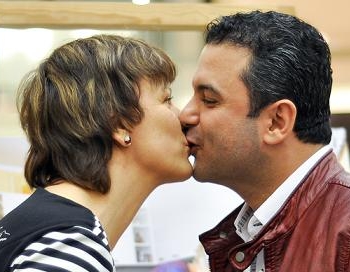 Lindas un Hosama Abu Meri publiskās bučiņas