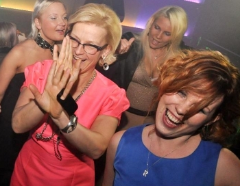 Elita Mīlgrāve "iekurina" pamatīgi jestru ballīti 