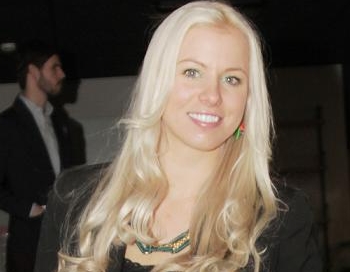 Liene Candy zeķītes pieskaņo somiņai 