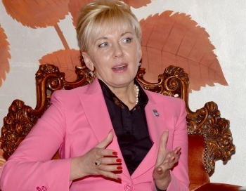 Ietekmīgā politiķe Žanna Kulakova uz sēru pasākumu atnāk Bārbijas minisvārkos