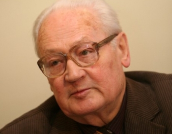 Mūžībā aizgājis latviešu dzejnieks Imants Auziņš 