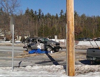 TRAĢĒDIJA. Ugunsdzēsējs no avarējuša auto izvelk sievieti- savu meitu