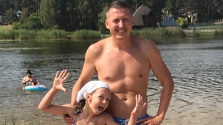 Zvērīgi noslepkavotā futbolista Romāna Bezzubova 8-gadīgā meitiņa joprojām gaida tēti mājās