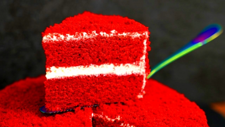 FOTO/VIDEO. Ukraiņu skaistule pagatavo izcili garšīgu torti Latvijas karoga krāsās