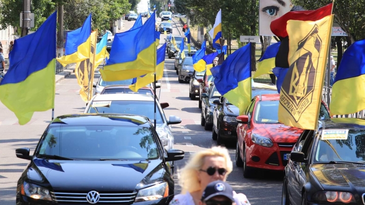 Steidzams info! Auto Brīvības brauciens ar Ukrainas karogiem gar Krievijas un Ukrainas vēstniecībām