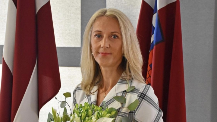 Latvijas sabiedrība šokā! Juris Žagars deputāta statusā skaita skaidru naudu un sadala pa kabatiņām. Politiķe Inese Suija-Markova sajūsmā!