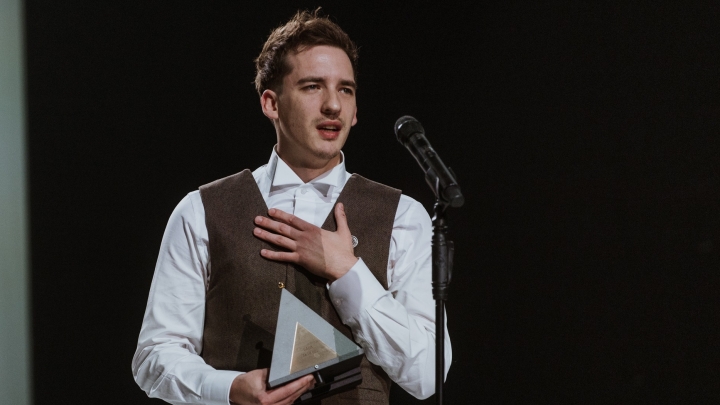 Ar asarām acīs! Latvijas labākais aktieris lūdz sabiedrību glābt leģendārā Valmieras teātra aktiera Aigara Vilima dzīvību 