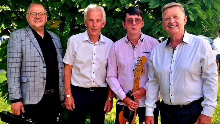 Viskrāšņāk rozes zied, kad tumša, tumša nakts... Pāragri viņsaulē aizsaukts populārās grupas ZEĻĻI mūziķis 