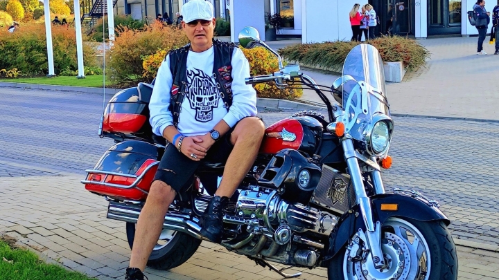 Latvijā sēro. Pāragri mūžībā devies Latvijas Hokeja izlases Pasaules čempionātu ilggadējais un kaislīgākais fans Andris Krusts
