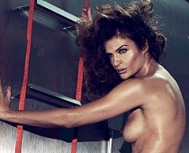 Bijusī "Victoria's Secret" modele savos 41 pozējusi kaila FOTO