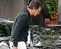 Hjū Grants 50 gadu jubilejā sev uzdāvinājis lepnu Ferrari (FOTO)