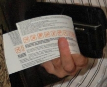 Kaspara Dimitera sieva slepus žurnālistiem rāda nepiedienīgu žestu? (FOTO)