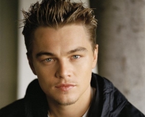 Lidmašīnai, kurā atradies Leonardo Di Kaprio, nācies veikt avārijas nosēšanos