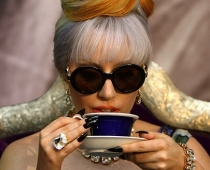 Lady GaGa par mikrofonu izvēlējusies fallam līdzīgu priekšmetu FOTO
