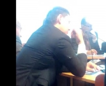 Artuss Arturs Kaimiņš parlamentā ierodas ar saplēstu žaketi