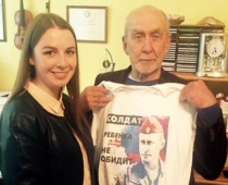 Latviešu tautas nodevējs Imants Kalniņš nēsā kreklu ar Putina seju