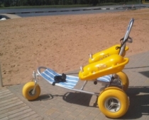 Īpašs peldēšanas ratiņkrēsls ir pieejams Limbažos Lielezera pludmalē